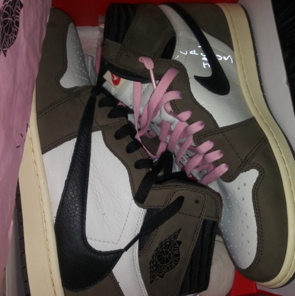 Jordan 1 Travis Scott